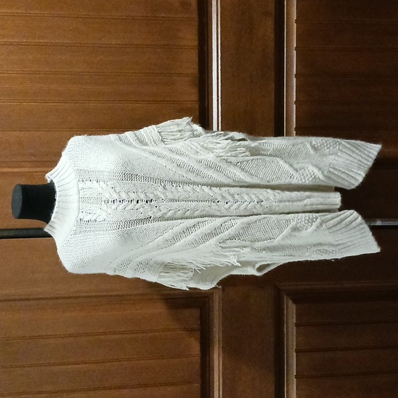Apt 9 one size fits most cream colored sweater poncho. - Picture 1 of 4